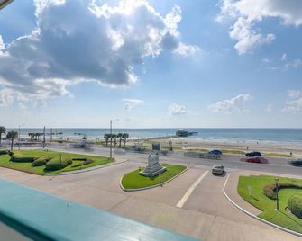 Family Beach Retreat w/ Pool & Views in Galveston - Galveston - Balcony