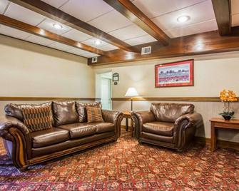 Clarion Inn & Suites at the Outlets of Lake George - Lake George - Living room