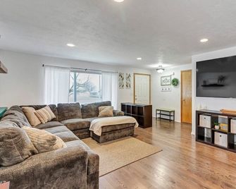 Cozy 3 Bedroom Family Home w/ Fenced Yard & Patio! - Albany - Huiskamer
