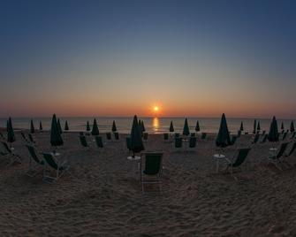 Hotel Ambasciatori - Pineto - Пляж