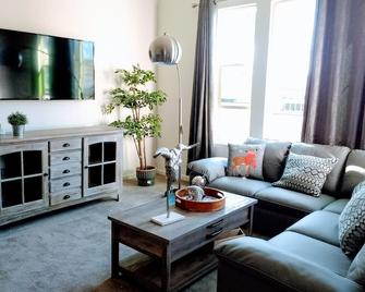 New detached house in the heart of Foothill Ranch - Lake Forest - Living room