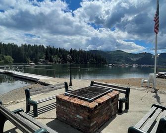 Charming Lakefront Fireside 3br in Spirit Lake With Dock-Space Wifi, Ac, Pets Ok - Spirit Lake