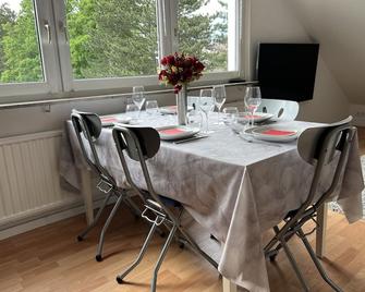 Apartment 'Ruhige Wohnung Nahe Zentrum U Messe' with Private Pool - Stuttgart - Dining room