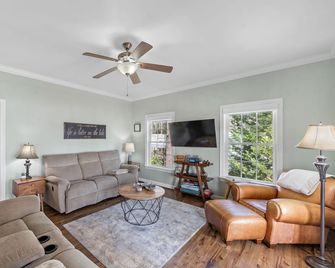 Sleeps 7, Firepit, 2 Kayaks, Big Water + More! - Milledgeville - Huiskamer