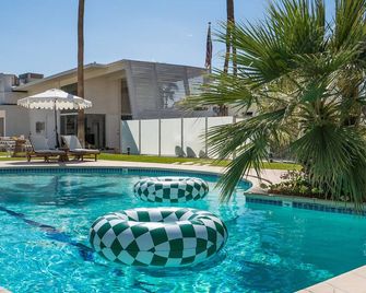Monkey Tree Hotel 15 by AvantStay | Stylish Hotel in Palm Springs w/CommunalPool - Palm Springs - Piscina