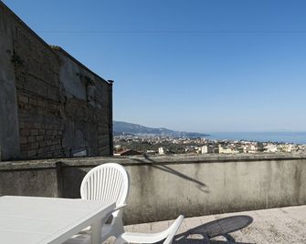 Lo Stradone - Meta - Balkon