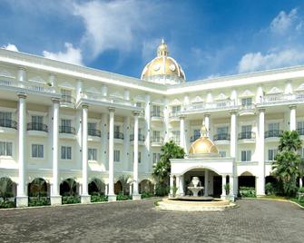 Yasmin Resort & Conference Hotel - Puncak - Building