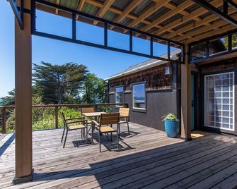 Cozy Oceanview Cabin Near Moonstone Beach – Hike, Surf & Explore the Redwoods - Trinidad - Balcony