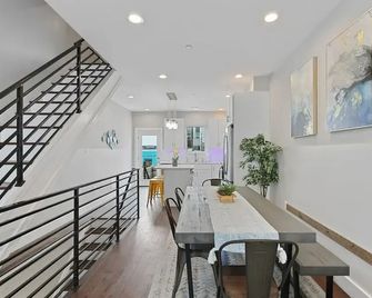 Luxury Roofdeck Retreat 4-bdrm Near Penn Chop - Filadelfia - Escaleras