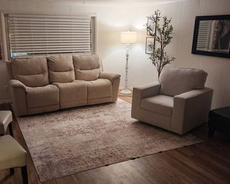 Beautiful 3-bd Country Smart Home with Private surroundings in Steubenville - Steubenville - Huiskamer
