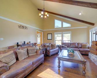 Spacious Arkansas Abode with Balcony and Fire Pit! - Fort Smith - Living room