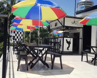 RedDoorz @ Western Highway Lodge Hotel - Marabut - Patio