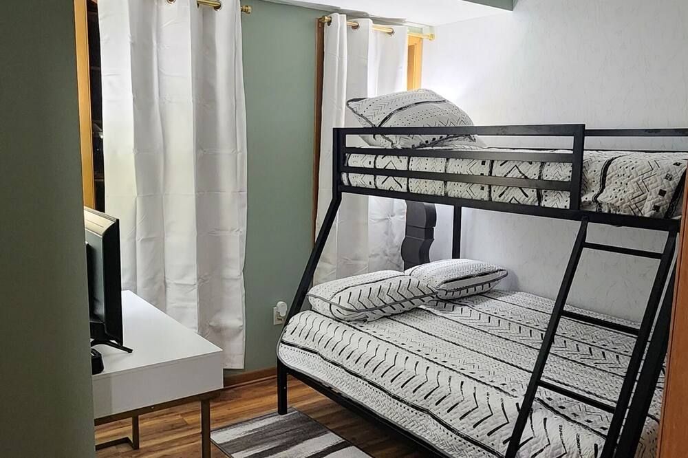 Cute apartment with view of Lake Michigan located downtown Port Washington, WI. - Port Washington - Bedroom
