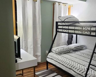 Cute apartment with view of Lake Michigan located downtown Port Washington, WI. - Port Washington - Bedroom