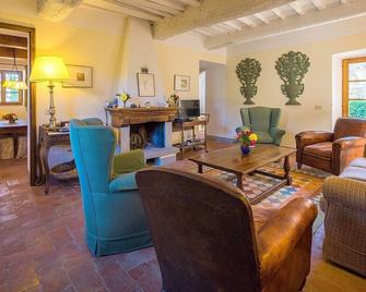 Villa Al Bosco: An elegant and welcoming three-story villa situated in a secluded location surrounded by meadows and by green hills, with Free WI-FI. - Radda In Chianti - Sala de estar