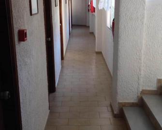 Oinoi Hotel - Agios Kirykos - Hallway