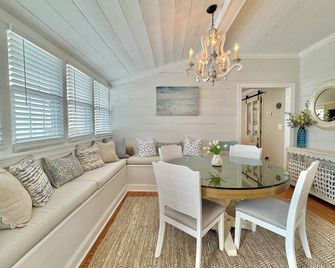 The Latimer-Charming 3-bedroom Cottage at Wrightsville Beach-Steps to Ocean - Wrightsville Beach - Dining room