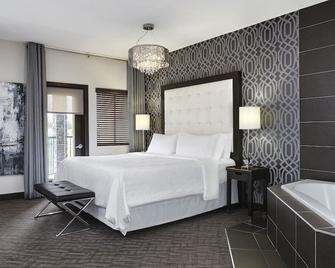 Four Points by Sheraton Hotel & Suites Calgary West - Calgary - Bedroom