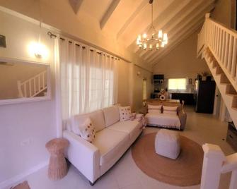 Couva home that is central to all amenities, spacious, private and secure - Couva - Sala de estar
