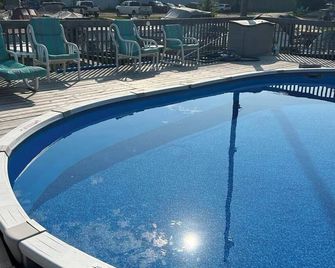 Cozy two bedroom cabin shores of Lake Nipissing. Enjoy the pool and lake views. - Nipissing - Pool