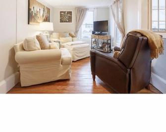 The Manor, Mid-Town - Kingston - Living room