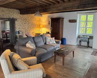 Charming old stone house in the Morvan, tastefully restored, comfortable (WLAN) - Anost - Sala de estar