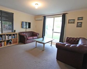 Stones-Throw - Margaret River - Sala de estar