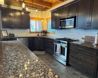 Hidden Gold Hideaway - Apex Mtn - multi-family,pet friendly, slopeside townhome - Keremeos - Cocina