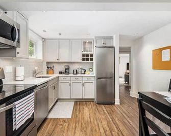Entire 4-Bedroom Garden Level Suite Near Ubc/Yvr - Vancouver - Kitchen