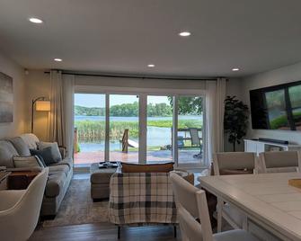 Reedsong Cottage - Hillsdale - Living room