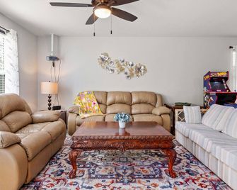 Fun Games And Spacious 4br House 3 ML To Lackland Afb Close To Seaworld - سان انطونيو - غرفة معيشة