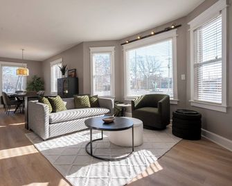 Kenosha Lighthouse Retreat - Kenosha - Huiskamer