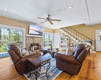 Lake Hartwell Living at its Finest! - Lavonia - Wohnzimmer