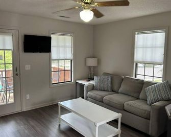 Charming 2-bedroom cabin with WiFi, AC in Winchester - Winchester - Living room