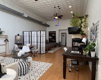 Gorgeous loft in historic building near HPU, restaurants, shops. - Brownwood - Huiskamer