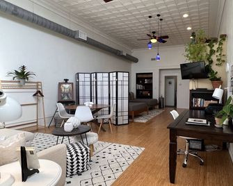 Gorgeous loft in historic building near HPU, restaurants, shops. - Brownwood - Wohnzimmer