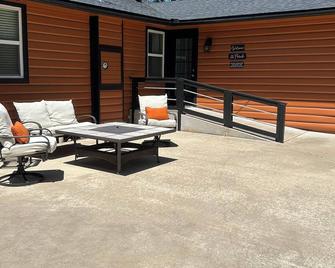 Charming Suburban log house in Mustang with 3bd/2bath great patios. Close to FAA - Mustang - Patio