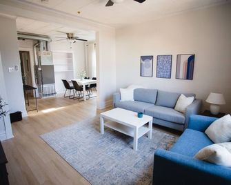 Cozy 2 Bedroom Home Near Downtown & Wrigley Field - Chicago - Living room