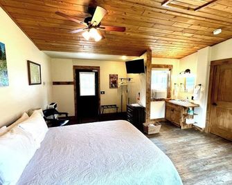 Cozy Cabin With Mountain Views - Columbia Falls - Schlafzimmer