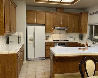 Beautiful peaceful desirable home in Madera Rancho - Madera - Kuchyň