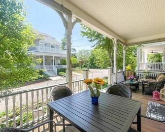 Luxurious Retreat in the Heart of Chautauqua - 5BR Home with Elevator & Porch - Chautauqua - Balcony