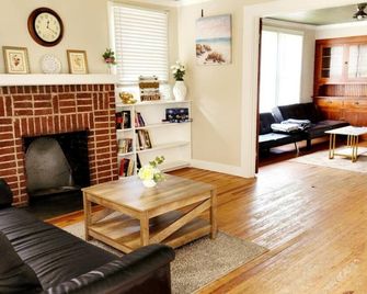 House on Avenue near Lenoir Rhyne University College - Hickory - Living room
