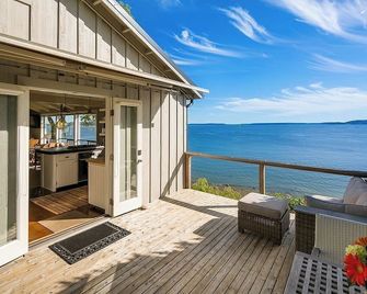 Waterfront Sanctuary with Panoramic Views - Seattle - Balcony