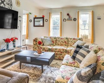 2 Mi to Dtwn Milwaukee: Family Home w/ Yard - Milwaukee - Pokój dzienny