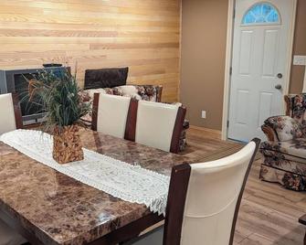 Sauble Beach Cottage For Rent - Ontario, Canada Newly renovated in 2023. - Sauble Beach - Eetruimte