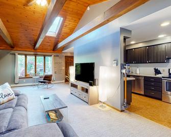 Nature's Nook - Damariscotta - Living room