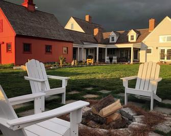 Luxury colonial farm just minutes outside of Lewisburg, 5 miles from Bucknell - Winfield - Patio