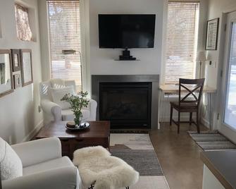 \'Tiny House\' - Skiing, Golf, Fly Fishing, Biking and More! - Carbondale - Living room