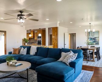 Modern Pet-Friendly Farmhouse, Pool, Games, Sleeps 8, 3 Bed and 2 Bath, Basement - Parlier - Living room