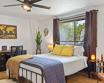 The Shady Knoll - Peace & Quiet near the Rogue River! - Shady Cove - Habitación